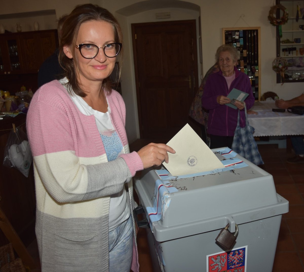 Jitka Stoklasová hází hlasovací lístek do urny.