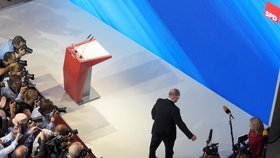 Martin Schulz, lídr německých Sociálních demokratů, se po vyhlášení předběžných výsledků připravuje na projev před svými příznivci.