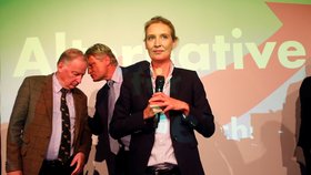 Přední kandidátka strany AfD (Alternativa pro Německo) Alice Weidel promluvila po oznámení předběžných výsledků. Spolu s ní na pódiu stáli Alexander Gauland (vlevo) a Joerg Meuthen, předseda strany.