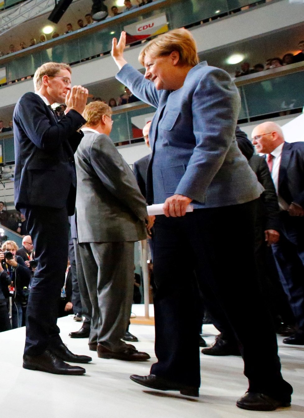 Angela Merkelová opouští pódium po svém vítězném projevu