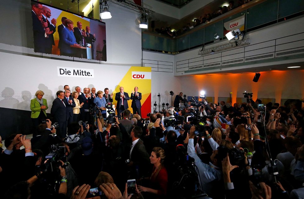 Lídr CDU Angela Merkelová reaguje na předběžné výsledky německých voleb.