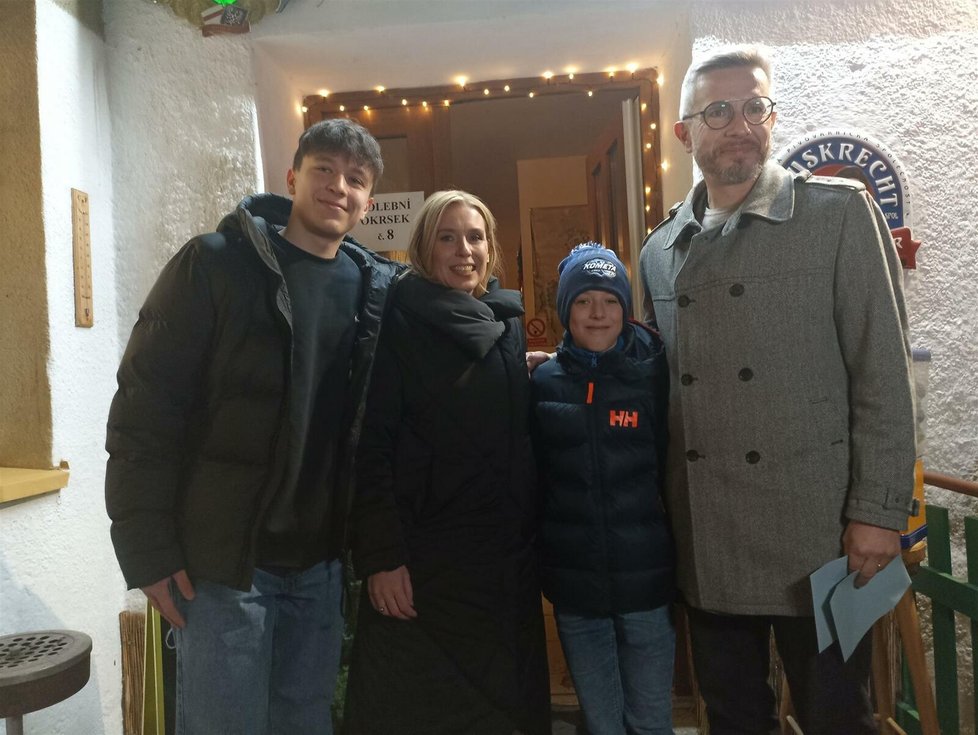Prezidentské volby 2023: Danuše Nerudová odvolila po boku manžela a synů.