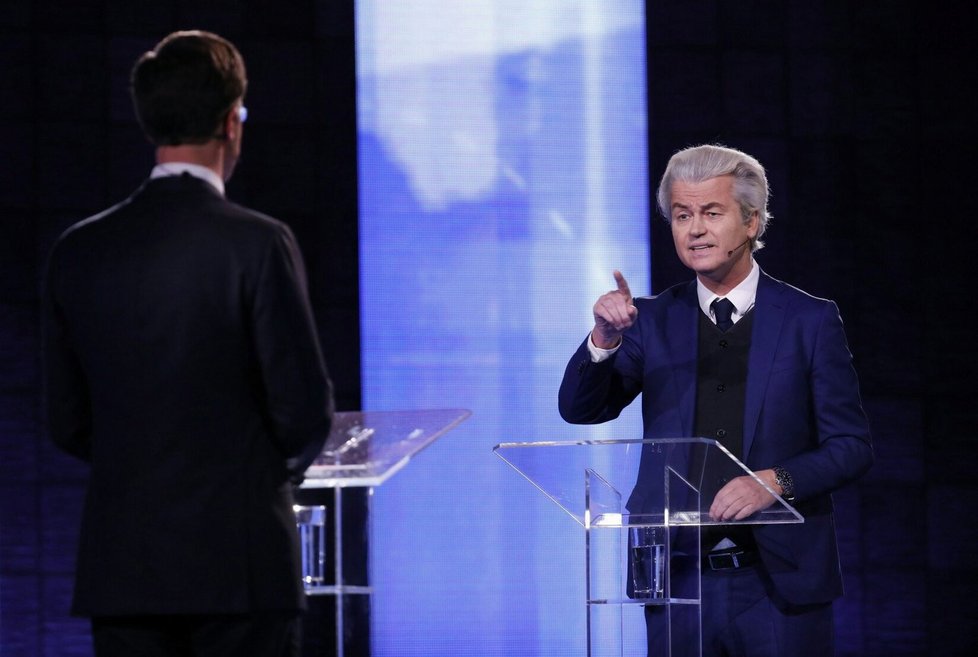 Volby v Nizozemsku: Geert Wilders ukazuje na Marka Rutteho.