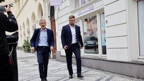 Miloš Vystrčil přichází do volebního štábu ODS