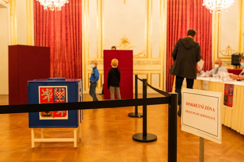 Češi při sněmovních volbách na ambasádě v Paříži (8.10.2021)