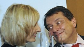 Petra a Jiří paroubek si připíjí šampaňským  po vyhraných volbách