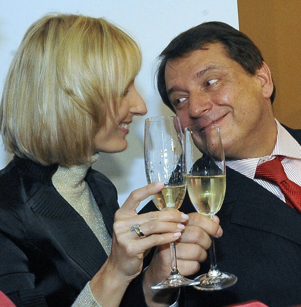 Petra a Jiří paroubek si připíjí šampaňským  po vyhraných volbách
