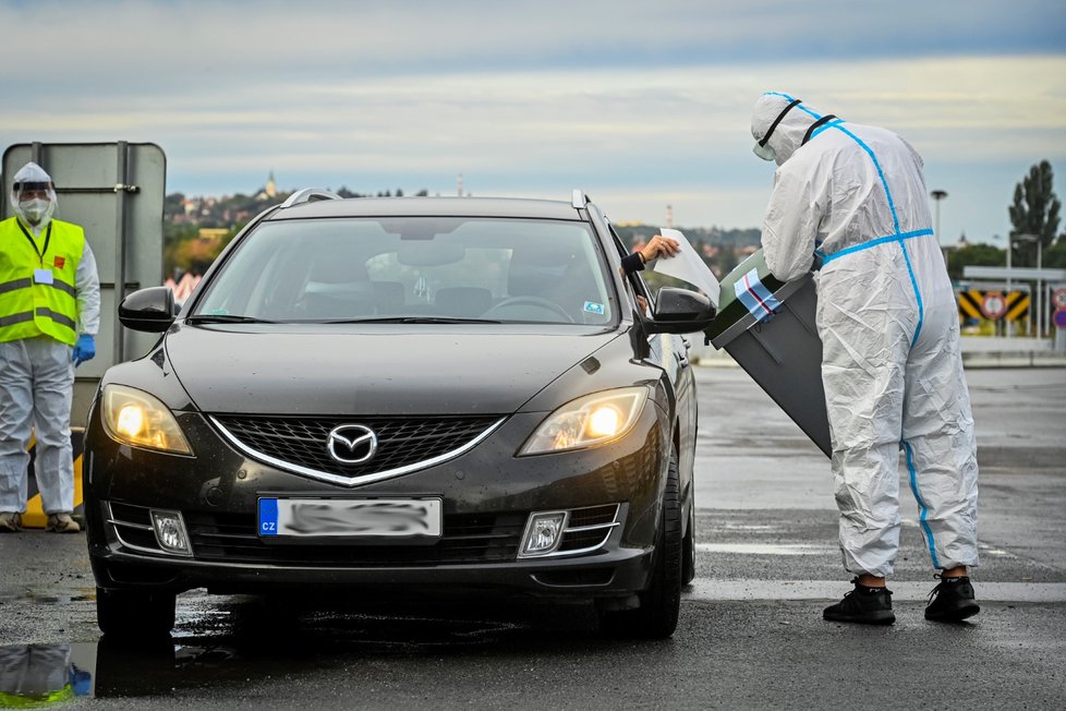 Volby 2021: Drive-in hlasování v Praze (6. 10. 2021)