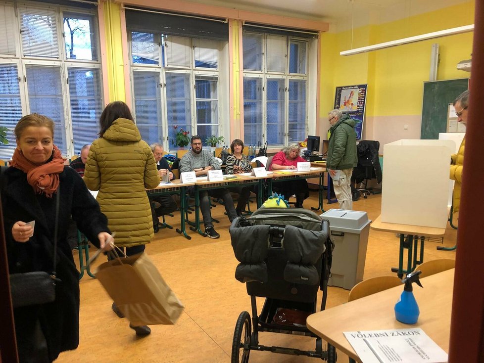 V pátek 13. ledna se v hlavním městě otevřely volební místnosti. Na některých místech se krátce po 14. hodině tvořily i fronty