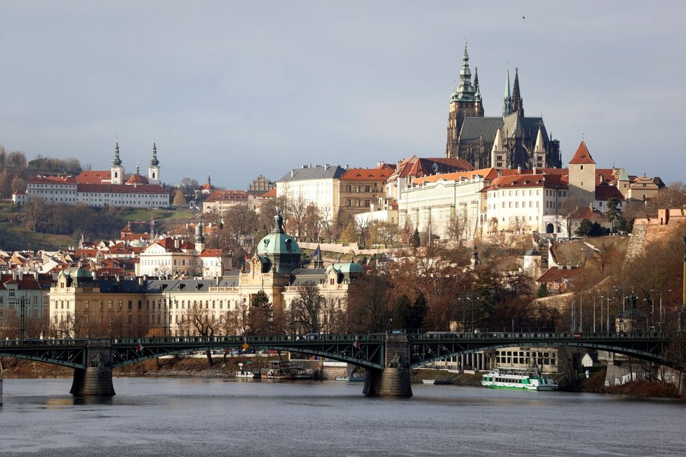 Pražský hrad před prezidentskou volbou ze Štefánikova mostu (10. 1. 2023)