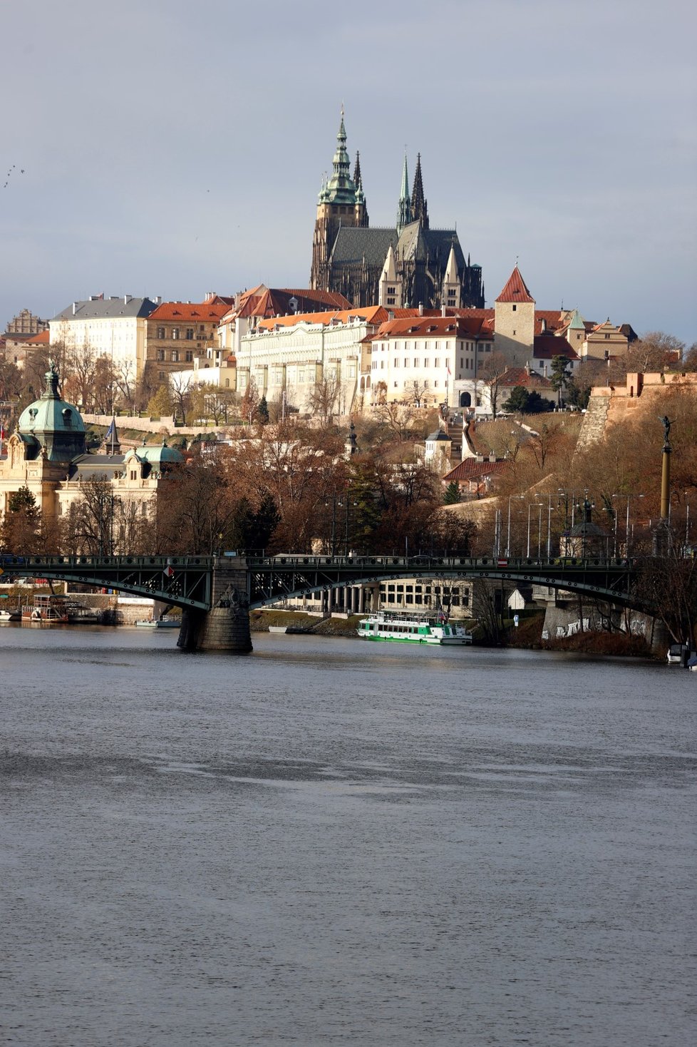 Pražský hrad před prezidentskou volbou ze Štefánikova mostu (10. 1. 2023)