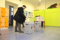 Česko volí prezidenta: Volební místnosti se plní, koho by Pražané rádi viděli na Hradě?