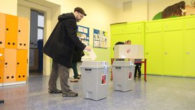 Prezidentské volby 2023: Lidé odevzdávají první hlasy (13.1.2023)