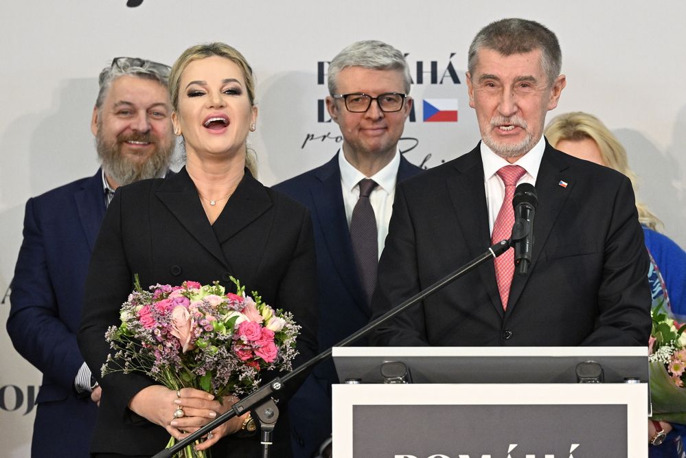 Andrej Babiš (ANO), Karel Havlíček (ANO) a Monika Babišová ve volebním štábu (28. 1. 2023)