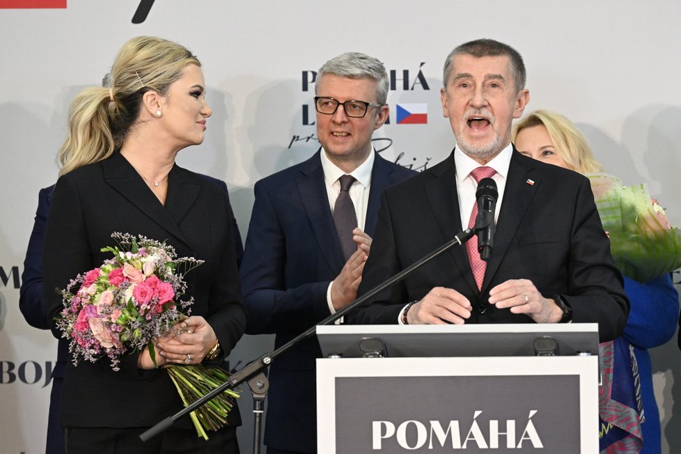 Andrej Babiš (ANO), Karel Havlíček (ANO) a Monika Babišová ve volebním štábu (28. 1. 2023)