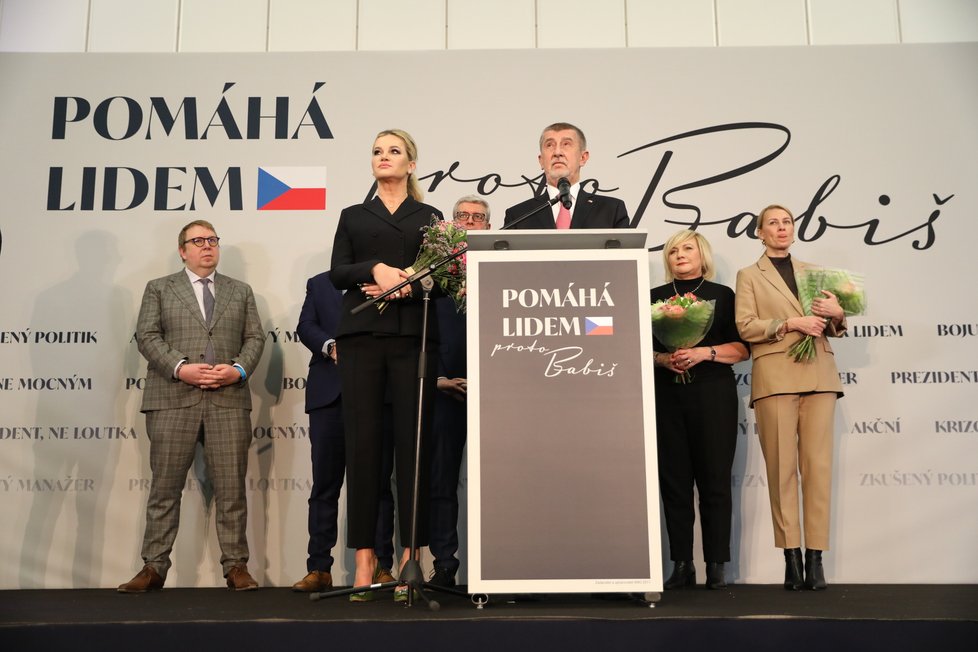 Volební štáb Andreje Babiše. Andrej Babiš s Monikou Babišovou, v pozadí Alena Schillerová (ANO), Aleš Juchelka (ANO) a Karel Havlíček (ANO; 28. 1. 2023).