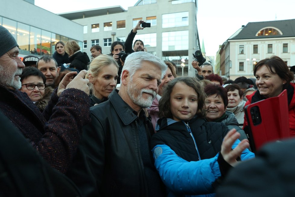 Několikatisícový dav se přišel setkat s Petrem Pavlem v Ústí nad Labem (17. 1. 2023).