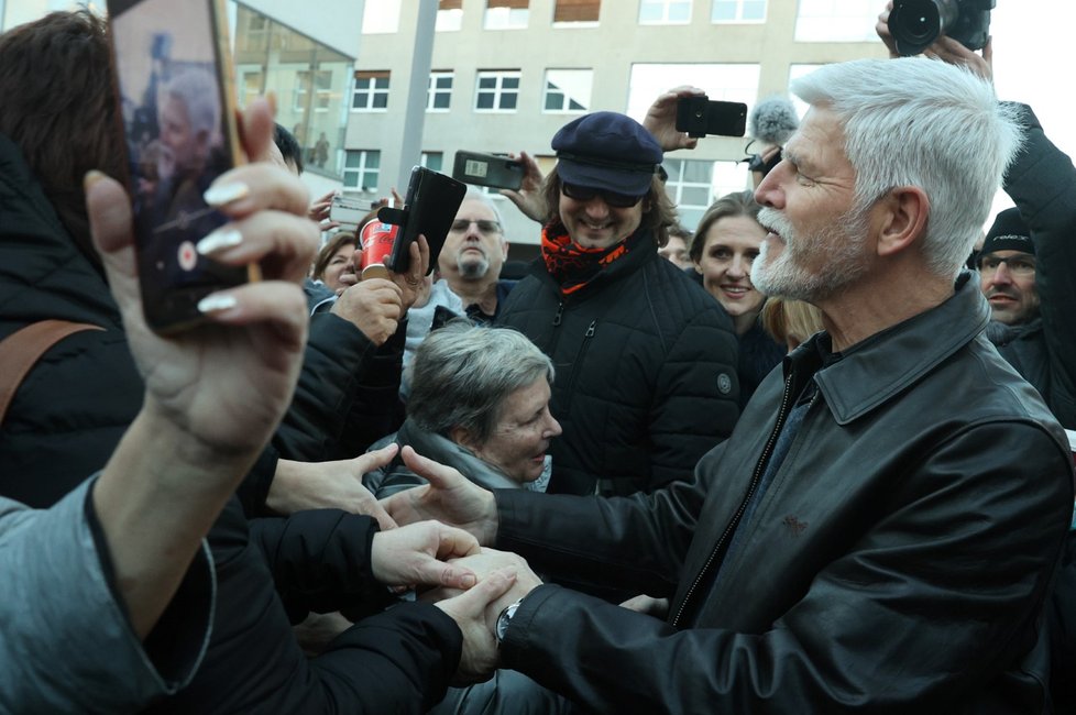 Petr Pavel se vítá se svými stoupenci v Ústí nad Labem (17. 1. 2023).
