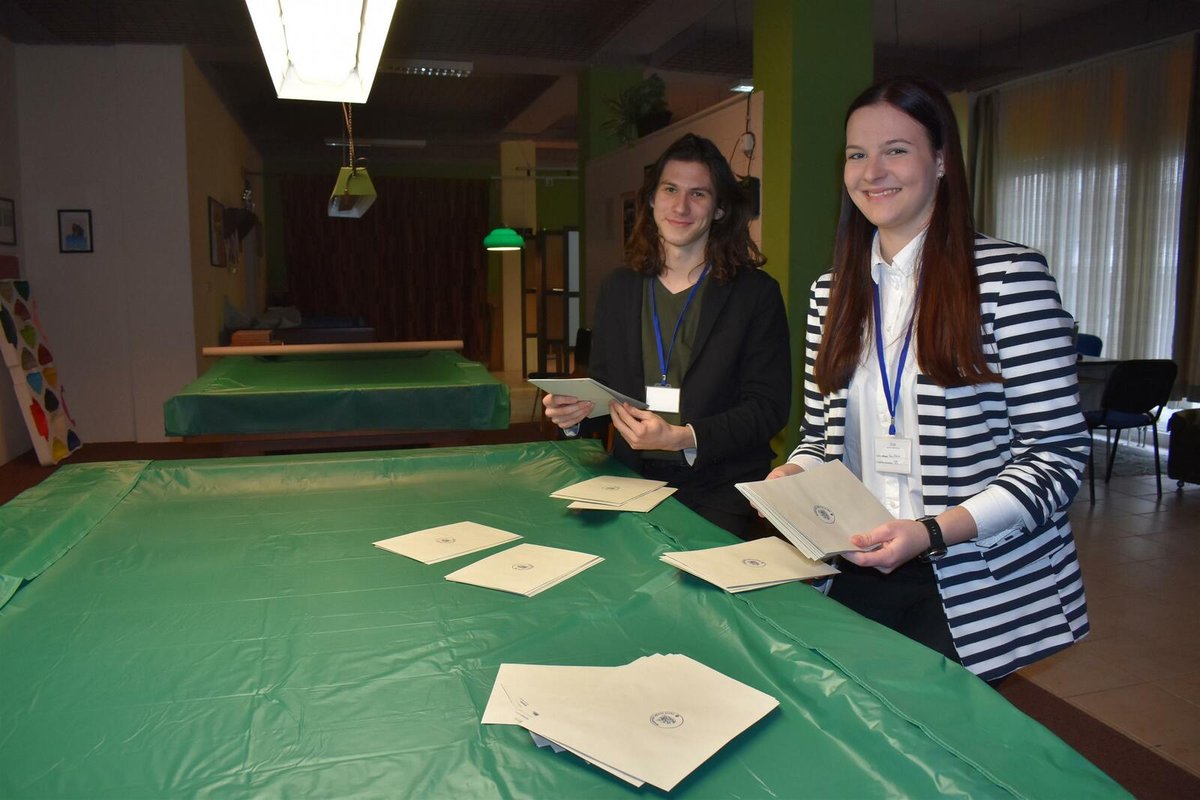 Členové komise Matěj Hutař (18) a Tereza Eliášová (18).