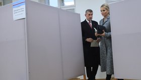 Prezidentské volby 2023: Kandidát na prezidenta Andrej Babiš (ANO) v Průhonicích odvolil po boku manželky (27. 1. 2023).