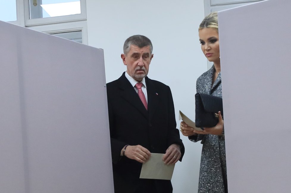 Prezidentské volby 2023: Kandidát na prezidenta Andrej Babiš (ANO) v Průhonicích odvolil po boku manželky (27.1.2023)