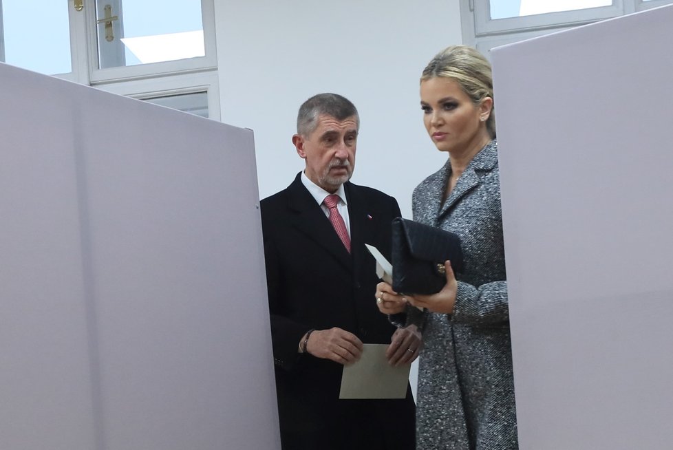 Prezidentské volby 2023: Kandidát na prezidenta Andrej Babiš (ANO) v Průhonicích odvolil po boku manželky (27.1.2023)