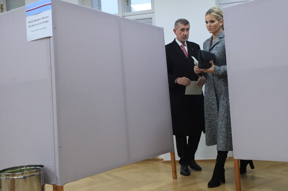 Prezidentské volby 2023: Kandidát na prezidenta Andrej Babiš (ANO) v Průhonicích odvolil po boku manželky (27. 1. 2023).