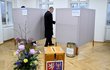 Druhé kolo prezidentských voleb: Andrej Babiš v doprovodu manželky Moniky odvolil v Průhonicích. (27.1.2023) Druhé kolo prezidentských voleb: Andrej Babiš v doprovodu manželky Moniky odvolil v Průhonicích. (27.1.2023)