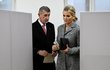 Druhé kolo prezidentských voleb: Andrej Babiš v doprovodu manželky Moniky odvolil v Průhonicích. (27.1.2023) Druhé kolo prezidentských voleb: Andrej Babiš v doprovodu manželky Moniky odvolil v Průhonicích. (27.1.2023)