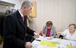 Druhé kolo prezidentských voleb: Andrej Babiš v doprovodu manželky Moniky odvolil v Průhonicích. (27.1.2023) Druhé kolo prezidentských voleb: Andrej Babiš v doprovodu manželky Moniky odvolil v Průhonicích. (27.1.2023)