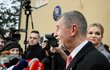 Druhé kolo prezidentských voleb: Andrej Babiš v doprovodu manželky Moniky odvolil v Průhonicích. (27.1.2023) Druhé kolo prezidentských voleb: Andrej Babiš v doprovodu manželky Moniky odvolil v Průhonicích. (27.1.2023)