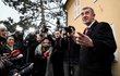 Druhé kolo prezidentských voleb: Andrej Babiš v doprovodu manželky Moniky odvolil v Průhonicích. (27.1.2023) Druhé kolo prezidentských voleb: Andrej Babiš v doprovodu manželky Moniky odvolil v Průhonicích. (27.1.2023)