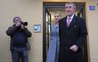 Druhé kolo prezidentských voleb: Andrej Babiš v doprovodu manželky Moniky odvolil v Průhonicích. (27.1.2023) Druhé kolo prezidentských voleb: Andrej Babiš v doprovodu manželky Moniky odvolil v Průhonicích. (27.1.2023)