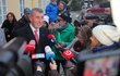 Druhé kolo prezidentských voleb: Andrej Babiš v doprovodu manželky Moniky odvolil v Průhonicích. (27.1.2023) Druhé kolo prezidentských voleb: Andrej Babiš v doprovodu manželky Moniky odvolil v Průhonicích. (27.1.2023)