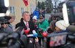 Druhé kolo prezidentských voleb: Andrej Babiš v doprovodu manželky Moniky odvolil v Průhonicích. (27.1.2023) Druhé kolo prezidentských voleb: Andrej Babiš v doprovodu manželky Moniky odvolil v Průhonicích. (27.1.2023)