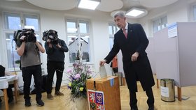 Druhé kolo prezidentských voleb: Andrej Babiš v doprovodu manželky Moniky odvolil v Průhonicích. (27.1.2023)