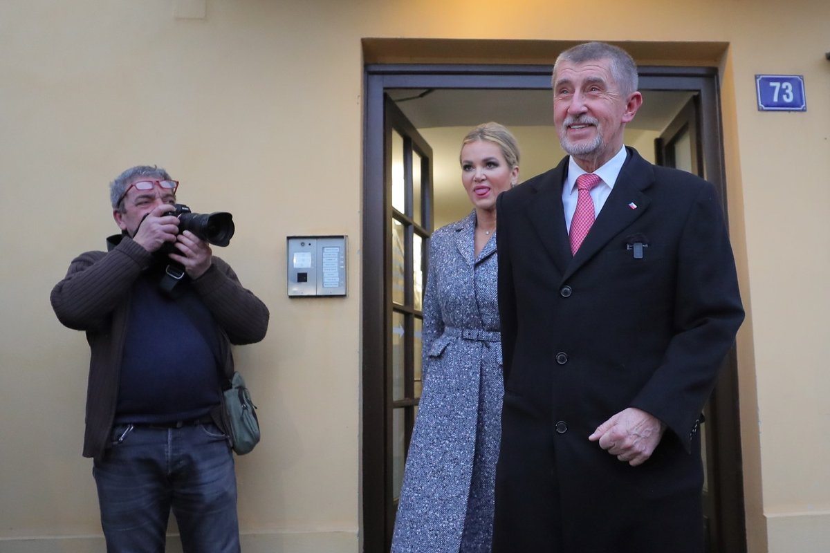 Druhé kolo prezidentských voleb: Andrej Babiš v doprovodu manželky Moniky odvolil v Průhonicích. (27.1.2023)