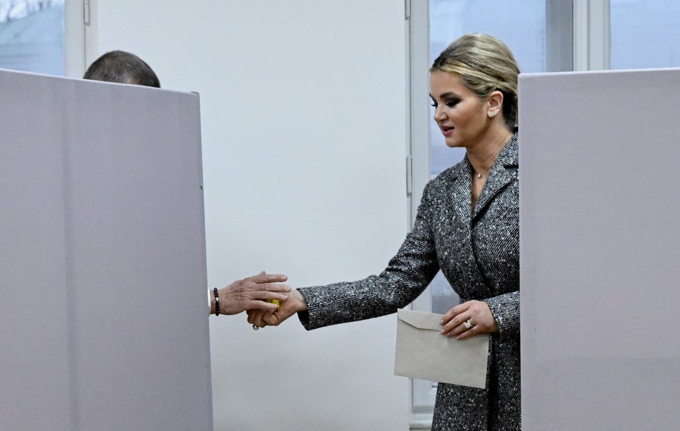 Druhé kolo prezidentských voleb: Andrej Babiš v doprovodu manželky Moniky odvolil v Průhonicích. (27.1.2023)