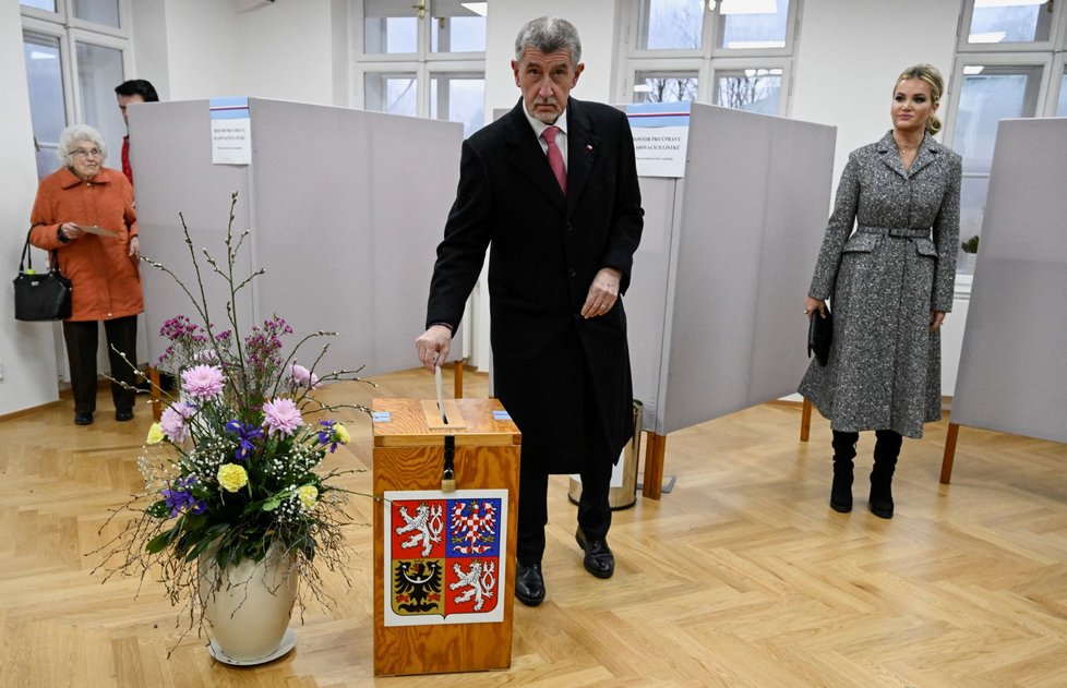 Druhé kolo prezidentských voleb: Andrej Babiš v doprovodu manželky Moniky odvolil v Průhonicích. (27.1.2023)