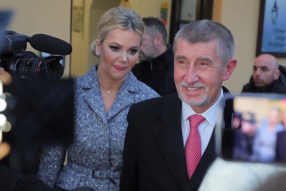 Druhé kolo prezidentských voleb: Andrej Babiš v doprovodu manželky Moniky odvolil v Průhonicích (27. 1. 2023).