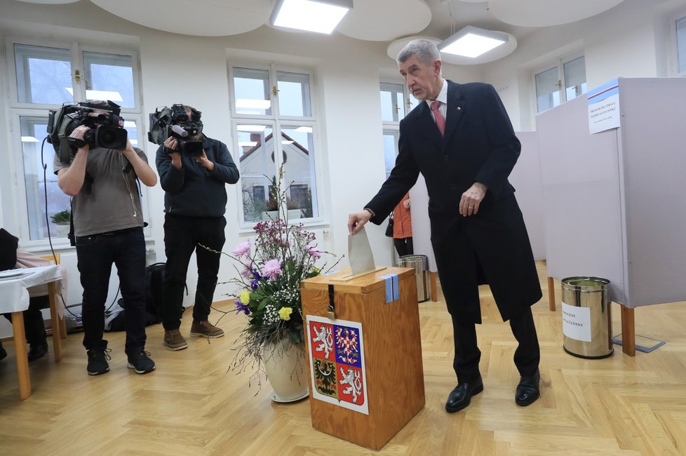 Druhé kolo prezidentských voleb: Andrej Babiš v doprovodu manželky Moniky odvolil v Průhonicích. (27.1.2023)