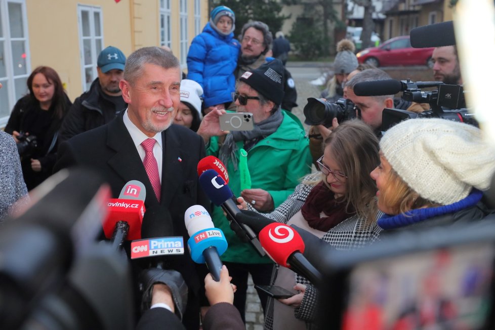 Druhé kolo prezidentských voleb: Andrej Babiš v doprovodu manželky Moniky odvolil v Průhonicích. (27.1.2023)