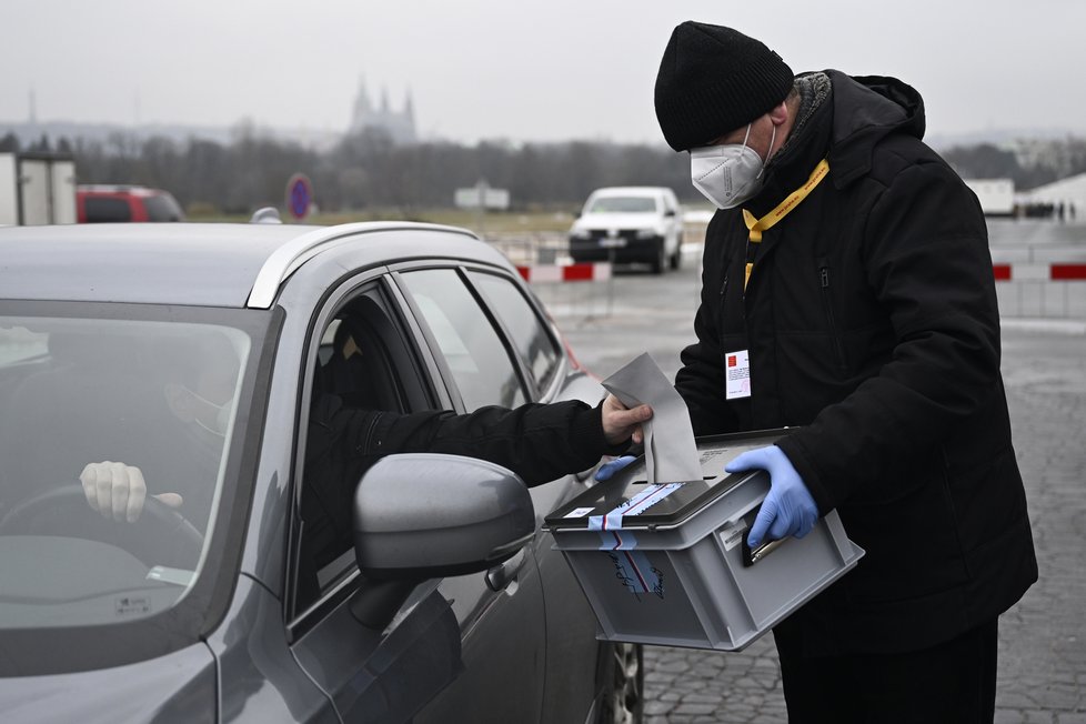 Hlasování z auta pro voliče v covidové izolaci (25.1.2023)