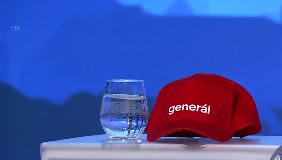 Červená čepice od Petra Pavla pro Andreje Babiše v debatě CNN Prima.