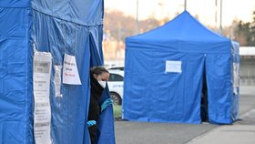 Volební stanoviště pro hlasování z auta pro voliče, kteří jsou kvůli covidu-19 v izolaci, první kolo prezidentských voleb. (11.1.2023)