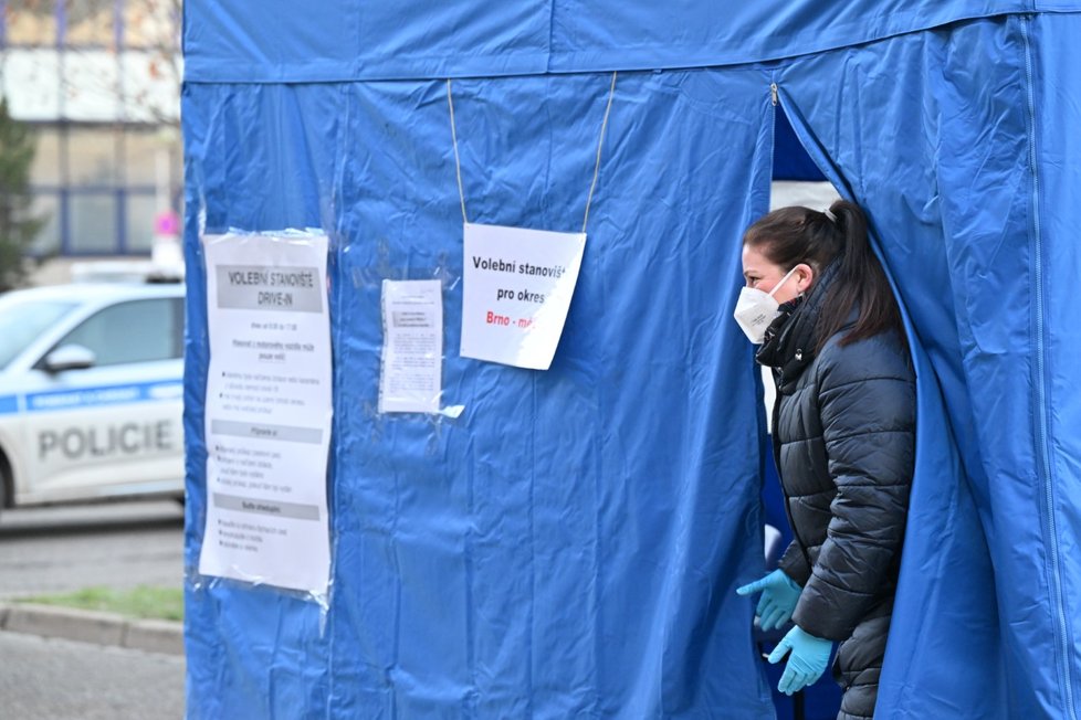 Volební stanoviště pro hlasování z auta pro voliče, kteří jsou kvůli covidu-19 v izolaci, první kolo prezidentských voleb (11.1.2023)
