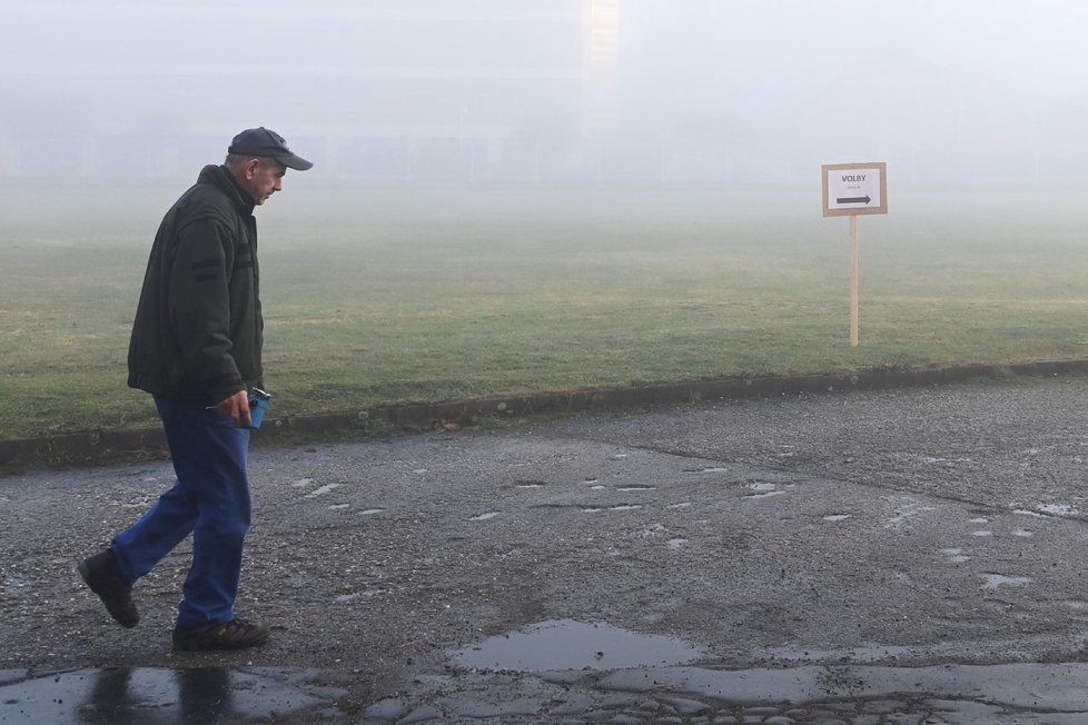 Volební stanoviště pro hlasování z auta pro voliče, kteří jsou kvůli covidu-19 v izolaci, ve Frýdku Místku. (11.1.2023)