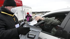 Volební stanoviště pro hlasování z auta pro voliče, kteří jsou kvůli covidu-19 v izolaci, v Praze. (11.1.2023)