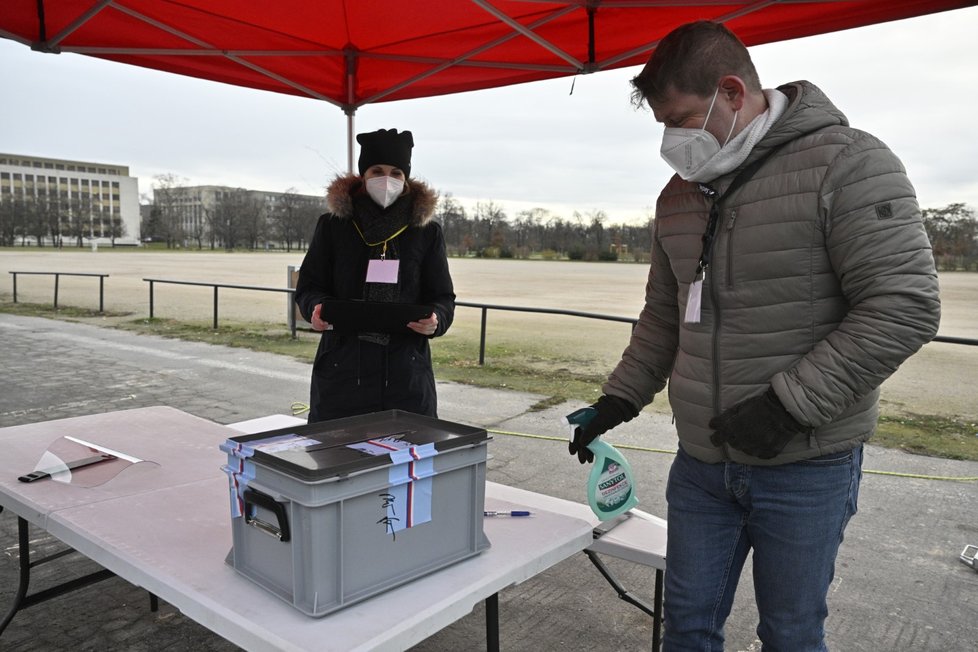 Volební stanoviště pro hlasování z auta pro voliče, kteří jsou kvůli covidu-19 v izolaci, v Praze. (11.1.2023)