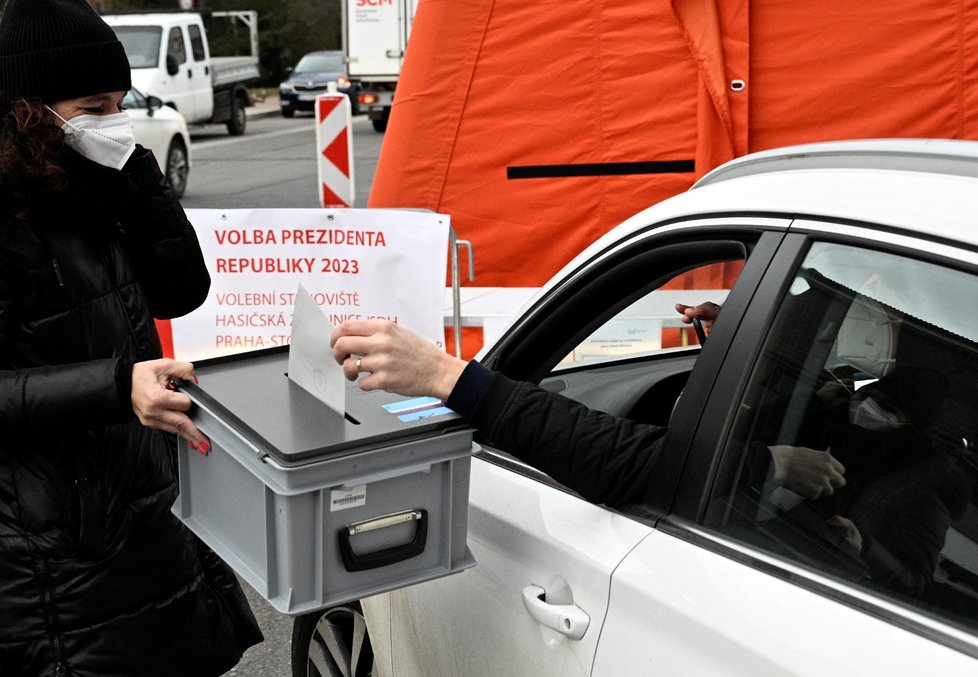 Volební stanoviště pro hlasování z auta pro voliče, kteří jsou kvůli covidu-19 v izolaci, v Praze (11.1.2023)